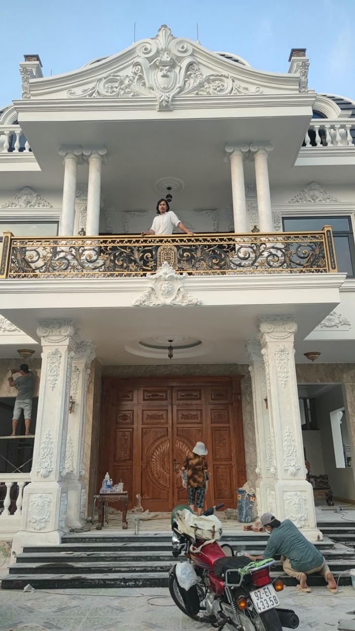 anh trang tri cot vuong truoc nha đep