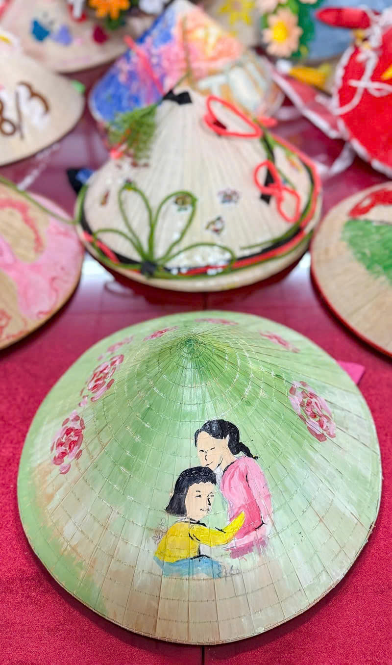 ảnh trang trí nón lá mẹ con