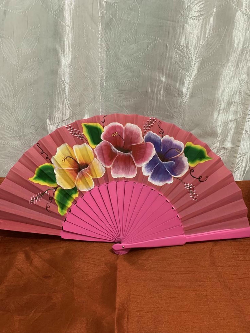 ảnh trang trí quạt màu hồng