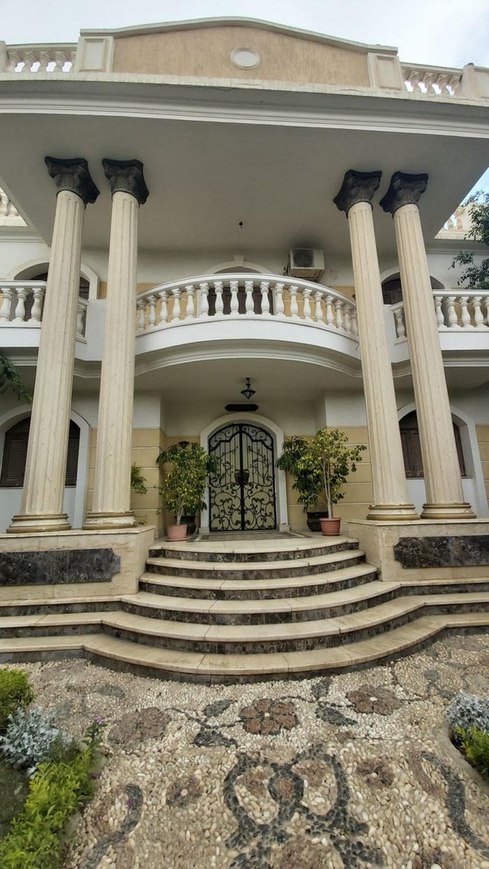 hinh anh trang tri cot vuong truoc nha