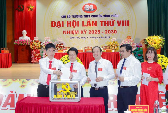 hình ảnh trang trí đại hội chi bộ đẹp chất