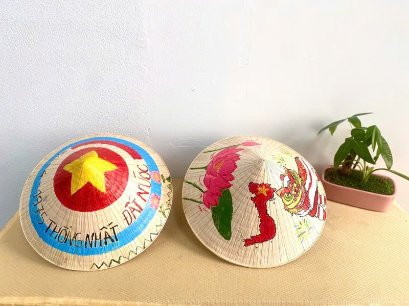 hình trang trí nón lá vẽ cờ