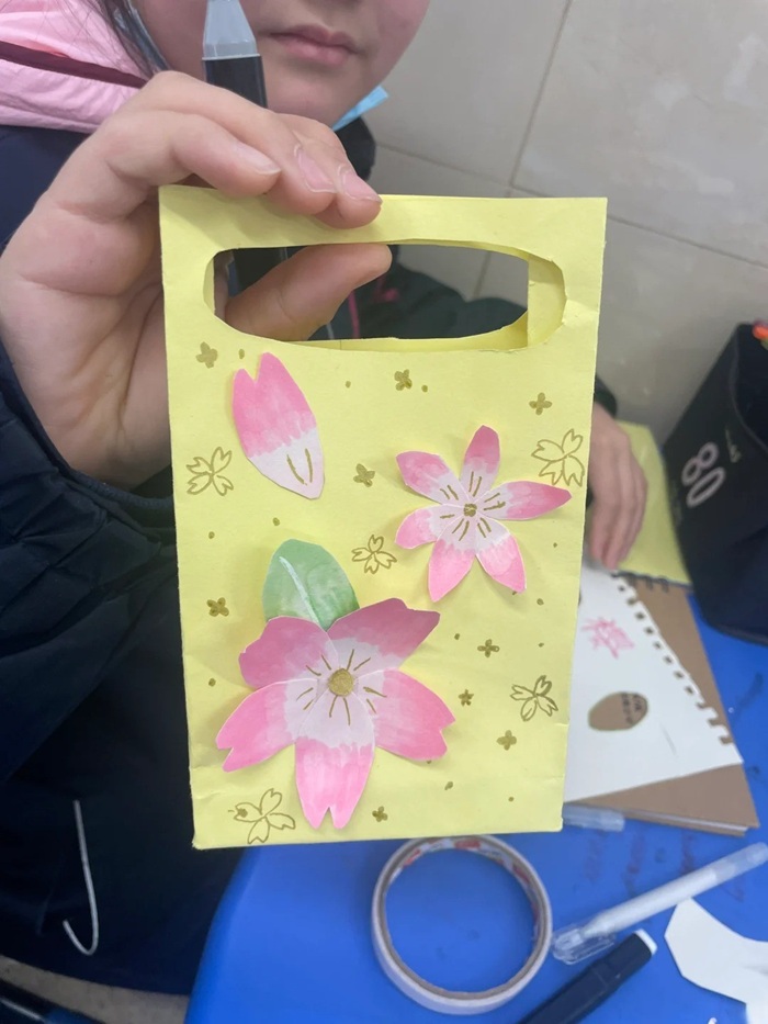 thiết kế và trang trí bao bì hoa màu hồng