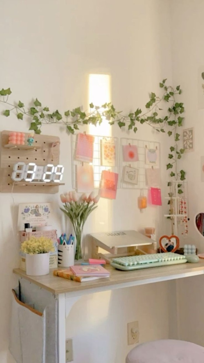 trang trí bàn học cạnh cửa sổ