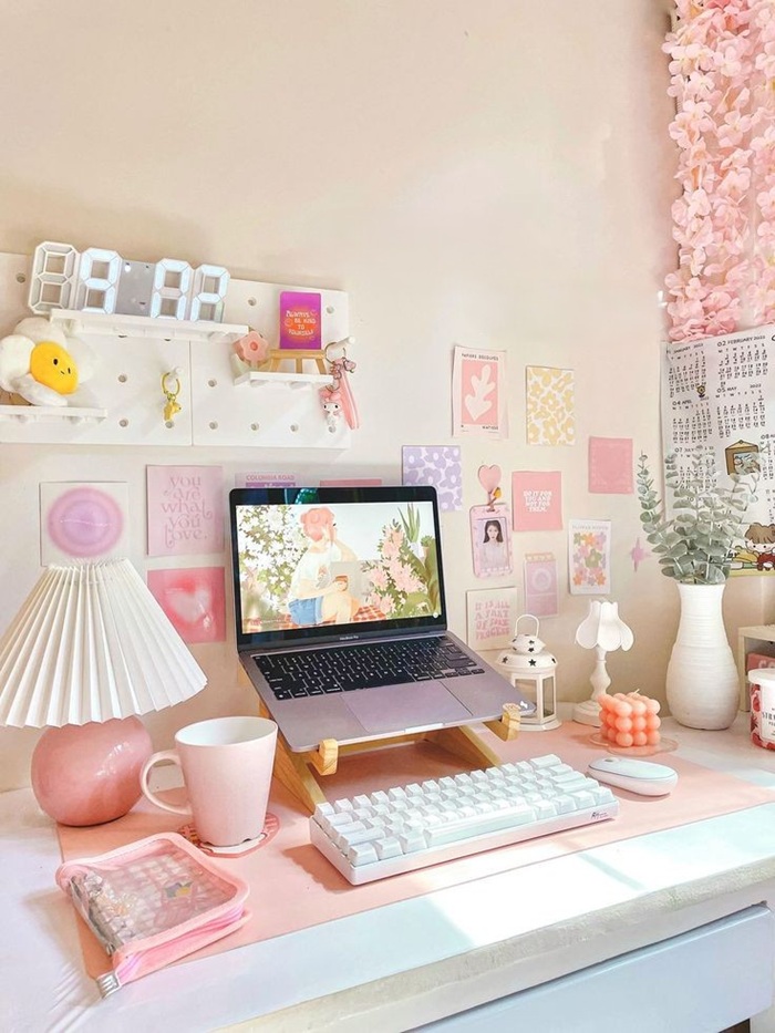 trang trí bàn học màu hồng