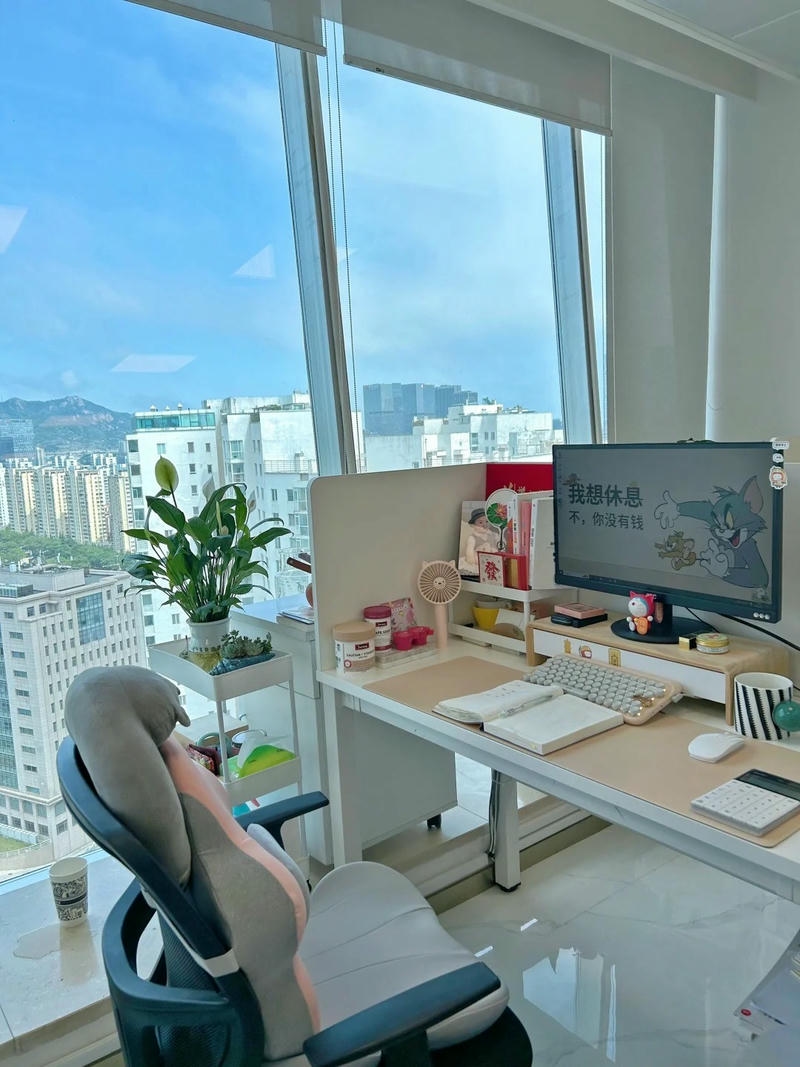 trang trí bàn làm việc bên cửa kính