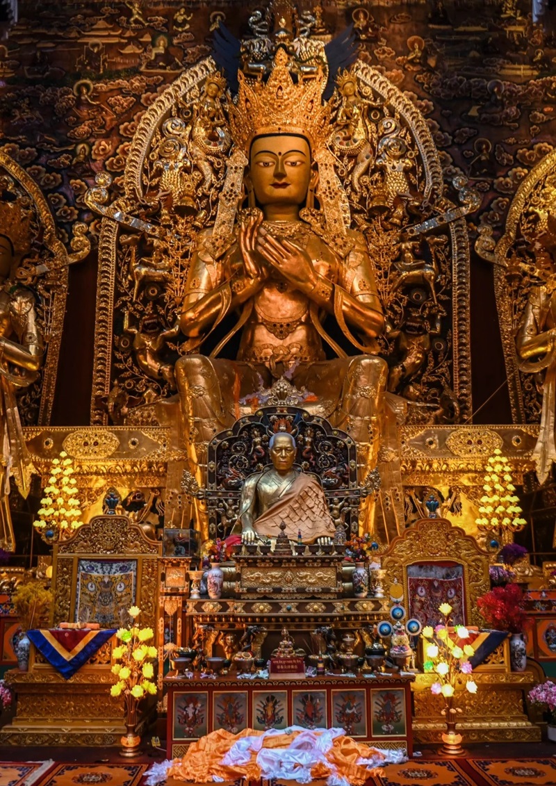 trang trí bàn thờ của chùa