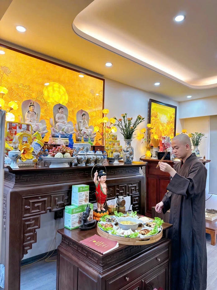 trang trí bàn thờ của sư thầy
