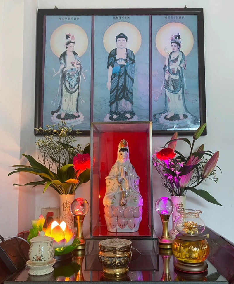 trang trí bàn thờ phật