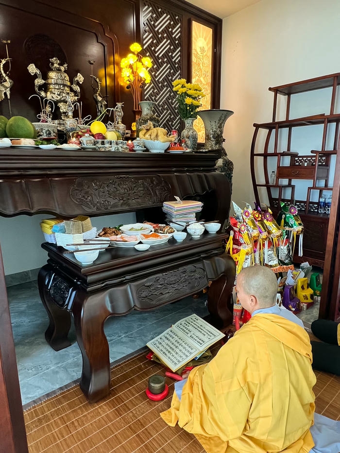 trang trí bàn thờ tụng kinh
