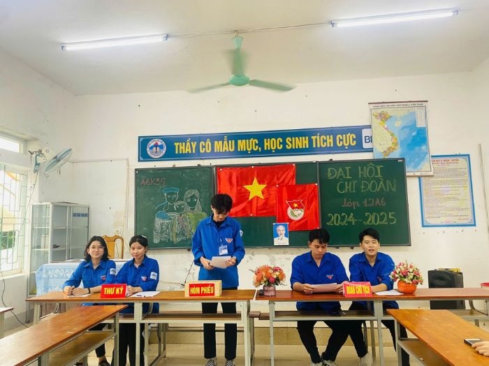 trang trí bảng đại hội chi đoàn xinh