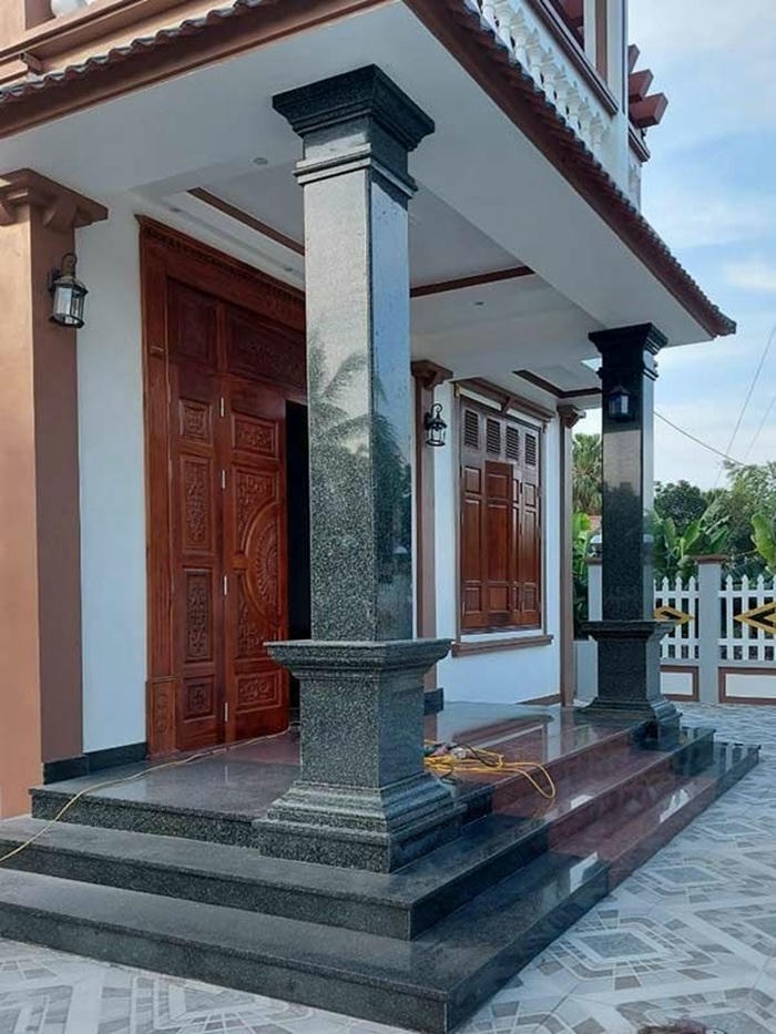 trang tri cot vuong truoc nha đep nhat