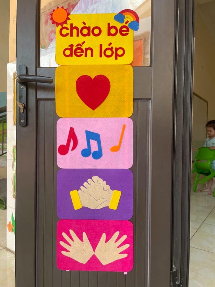 trang trí cửa lớp mầm non đơn giản