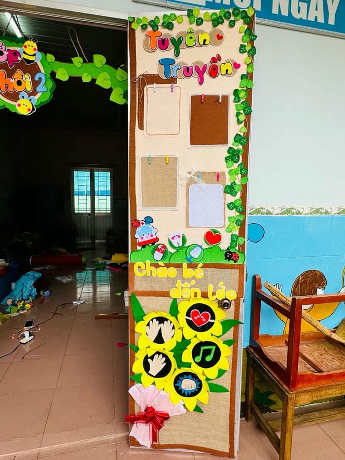 trang trí cửa lớp mầm non hoa hướng dương