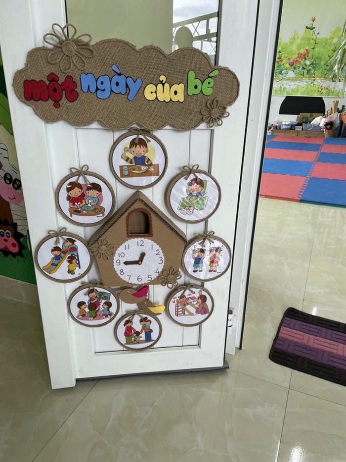 trang trí cửa lớp mầm non kiểu đồng hồ