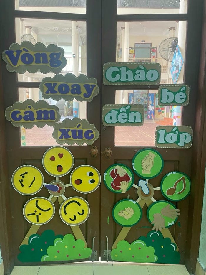 trang trí cửa lớp mầm non vòng xoay