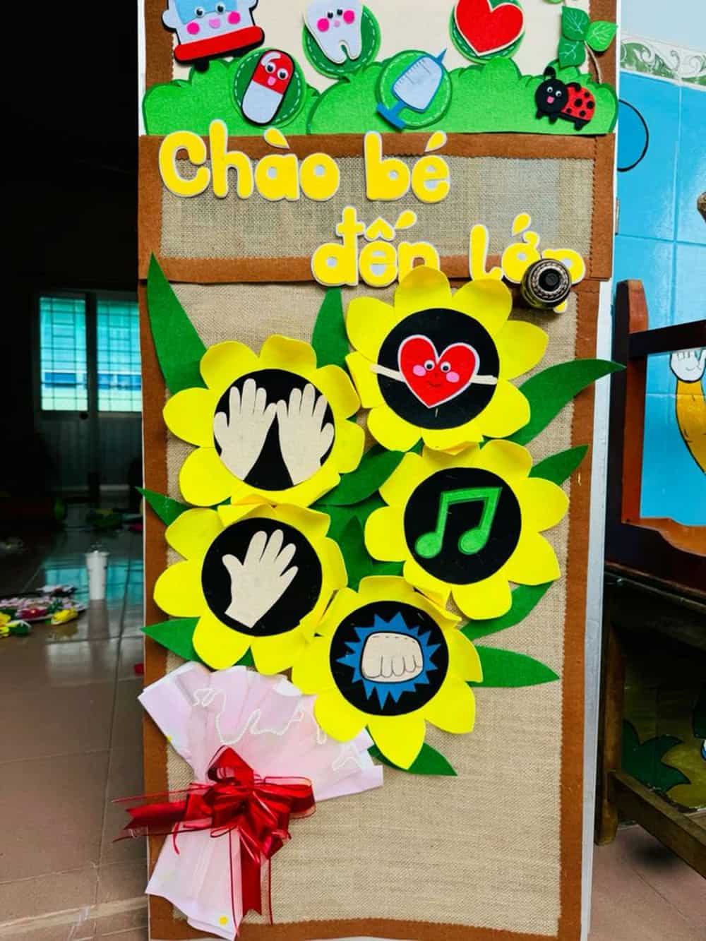 trang trí cửa lớp màu