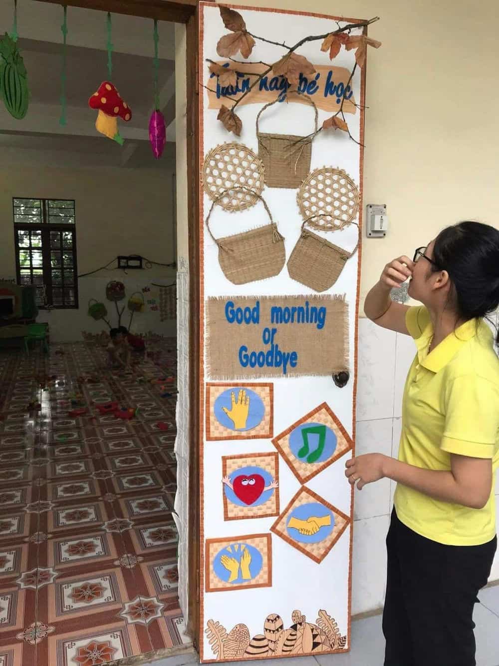 trang trí cửa lớp sáng