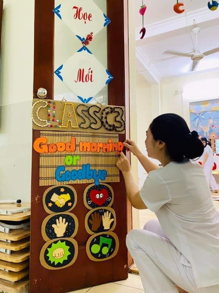 trang trí cửa lớp vui