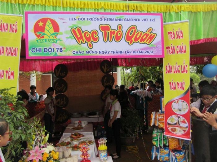 trang trí gian hàng ẩm thực trường học cực đơn giản