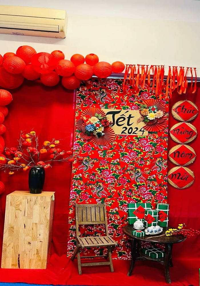 trang trí gian hàng tết bàn ghế cổ bánh trưng