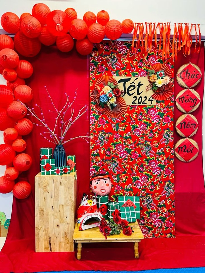 trang trí gian hàng tết bóng bay và bánh trưng