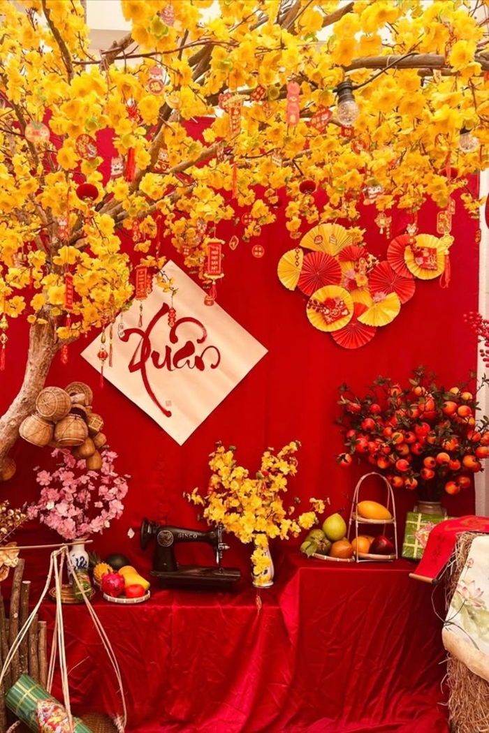trang trí gian hàng tết cây mai chữ xuân