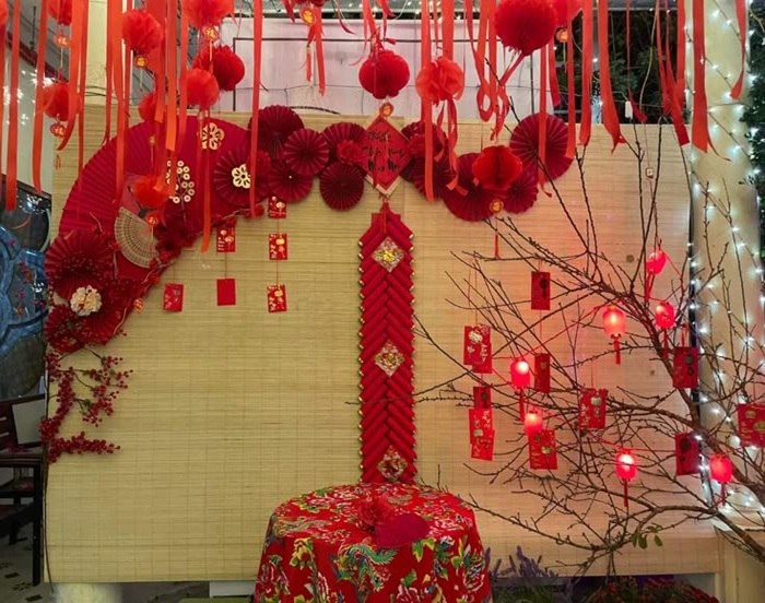 trang trí gian hàng tết đèn lồng và cành đào