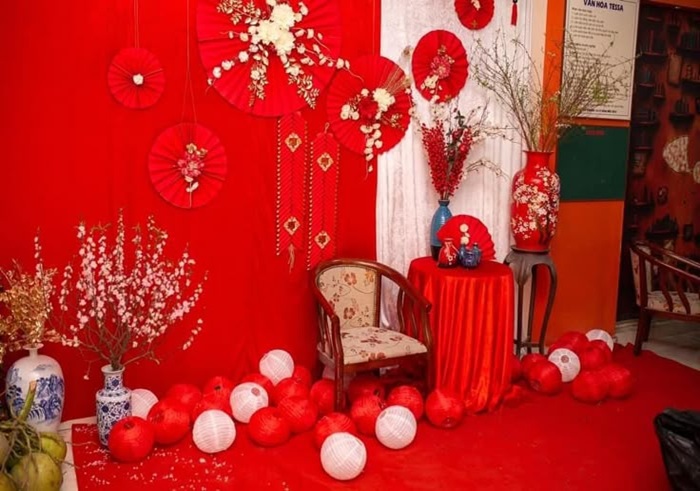 trang trí gian hàng tết ghế cổ và bóng bay