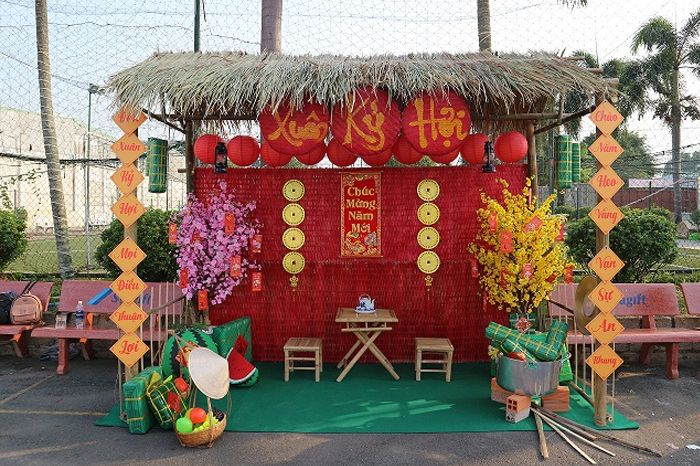 trang trí gian hàng tết nhà lá cây mai