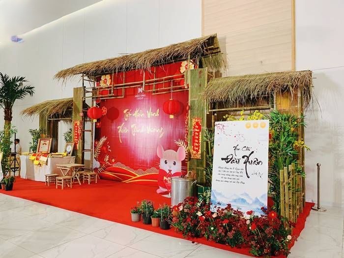 trang trí gian hàng tết nhà lá con giáp