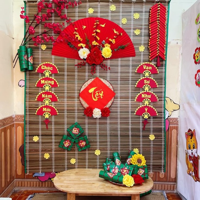 trang trí gian hàng tết quạt và chữ