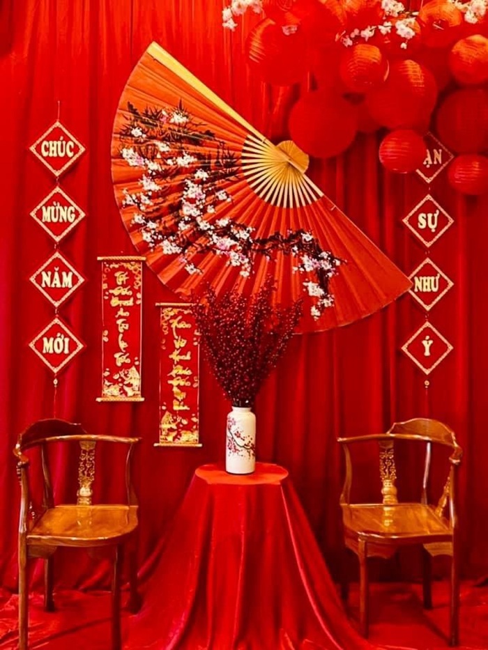 trang trí gian hàng tết quạt và ghế cổ