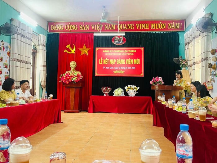 trang trí lễ kết nạp đảng mới nhất cực đơn giản