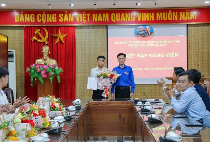 trang trí lễ kết nạp đảng mới nhất siêu đẹp