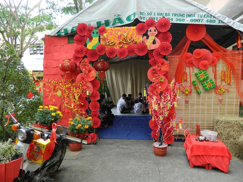 trang trí lều trại cổng đỏ