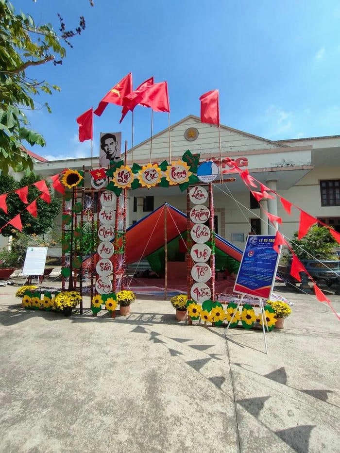 trang trí lều trại lớp 8 đẹp nhất