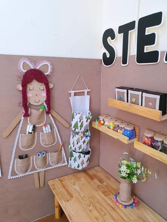 trang trí lớp nhà trẻ 24-36 tháng steam hình cô giáo