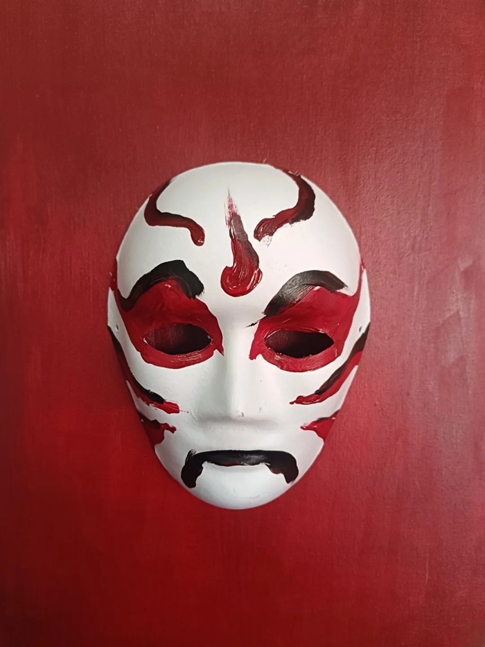 trang trí mặt nạ đỏ đen