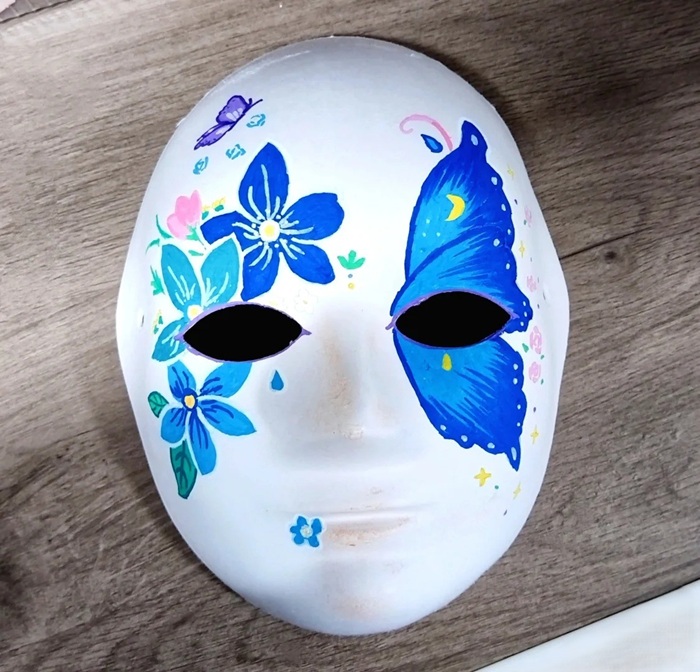 trang trí mặt nạ hoa và bướm xanh