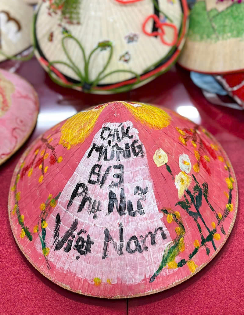 trang trí nón lá việt nam
