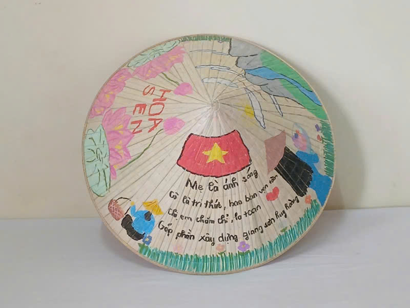 trang trí nón lá yêu nước