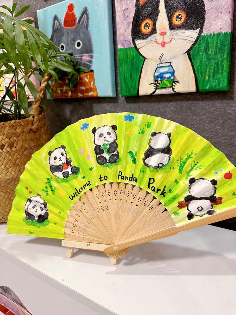 trang trí quạt gấu trúc