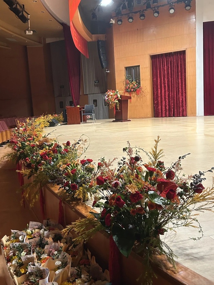 trang trí sân khấu cơ bản với hoa hồng