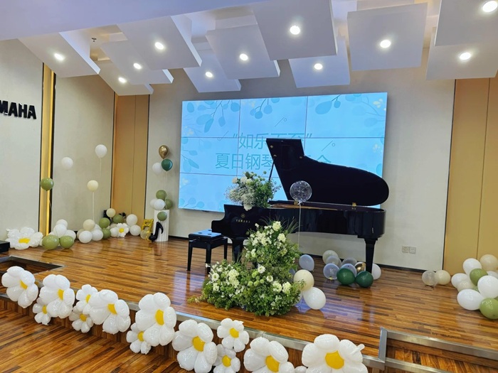 trang trí sân khấu hoa trắng và đàn
