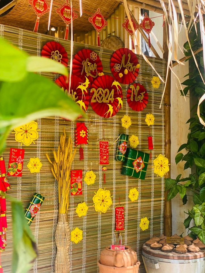 Trang trí mành tết ngoài hiên