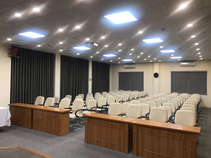ảnh trang trí hội trường tông trắng