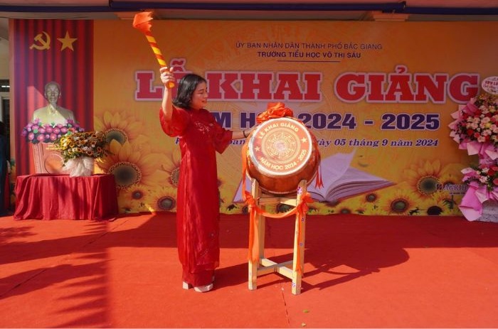 ảnh trang trí trống khai giảng cực đơn giản