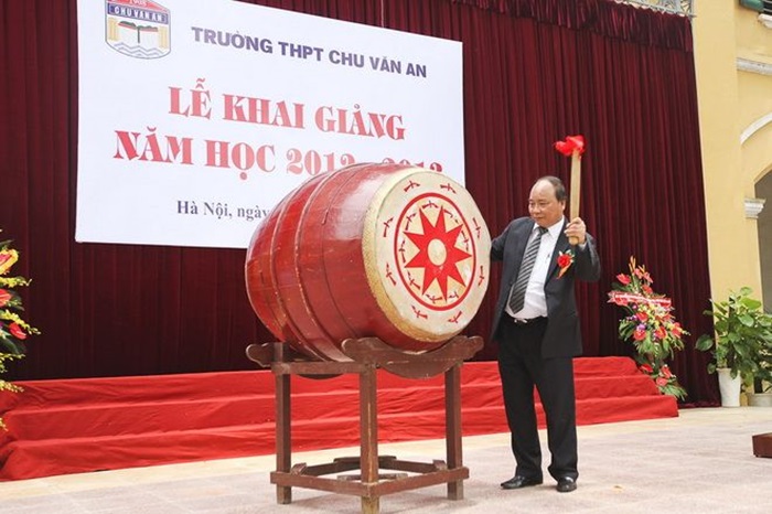 ảnh trang trí trống khai giảng đơn giản 4k