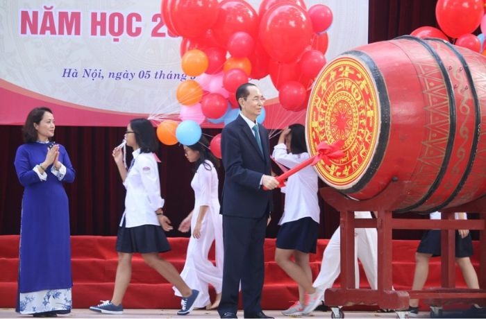 ảnh trang trí trống khai giảng đơn giản